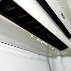 Máy lạnh chảy nước